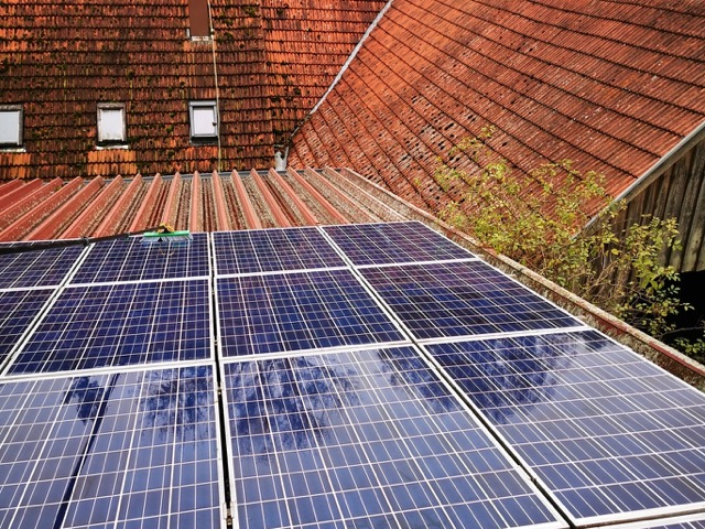 Eine mit einer handgeführte Bürste gereinigte Solaranlage, welche von Flechten durch die Solarreinigung Süddeutschland GbR befreit wurde.
