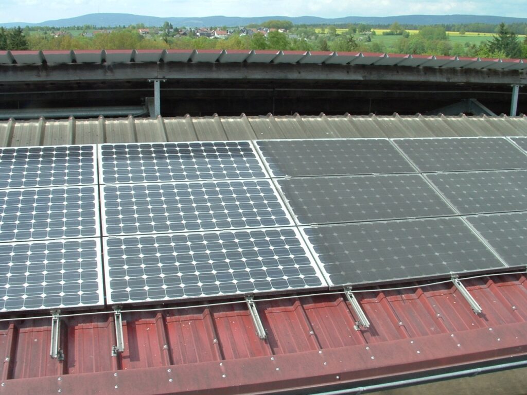 Ein Vorher- Nachher Foto der Reinigung einer Solaranlage durch die Solarreinigung Süddeutschland GbR. Auf der einen Seite gereinigt auf der anderen Seite schmutzig.