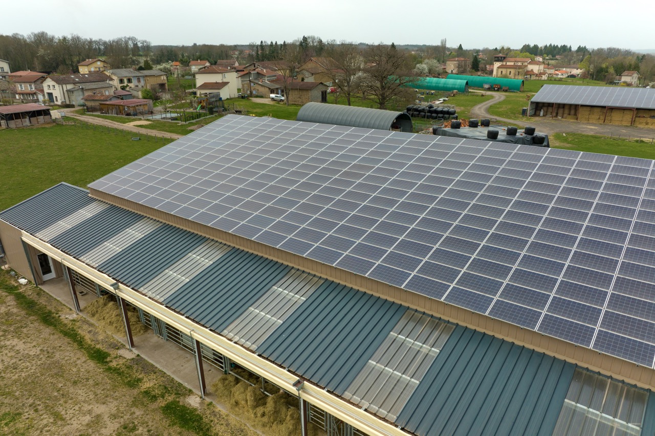 Eine Solaranlage auf einem Stalldach, welches eine Reinigungsprojekt der Solarreinigung Süddeutschland GbR darstellt.