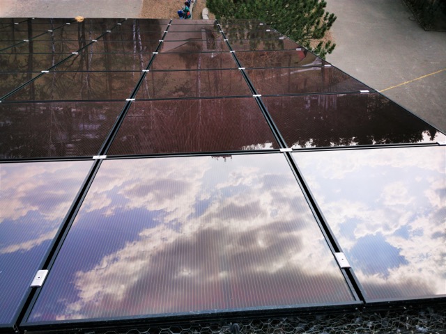 Eine mit einer handgeführte Bürste gereinigte Solaranlage, welche von Vogelkot und Rückständen durch die Solarreinigung Süddeutschland GbR befreit wurde.